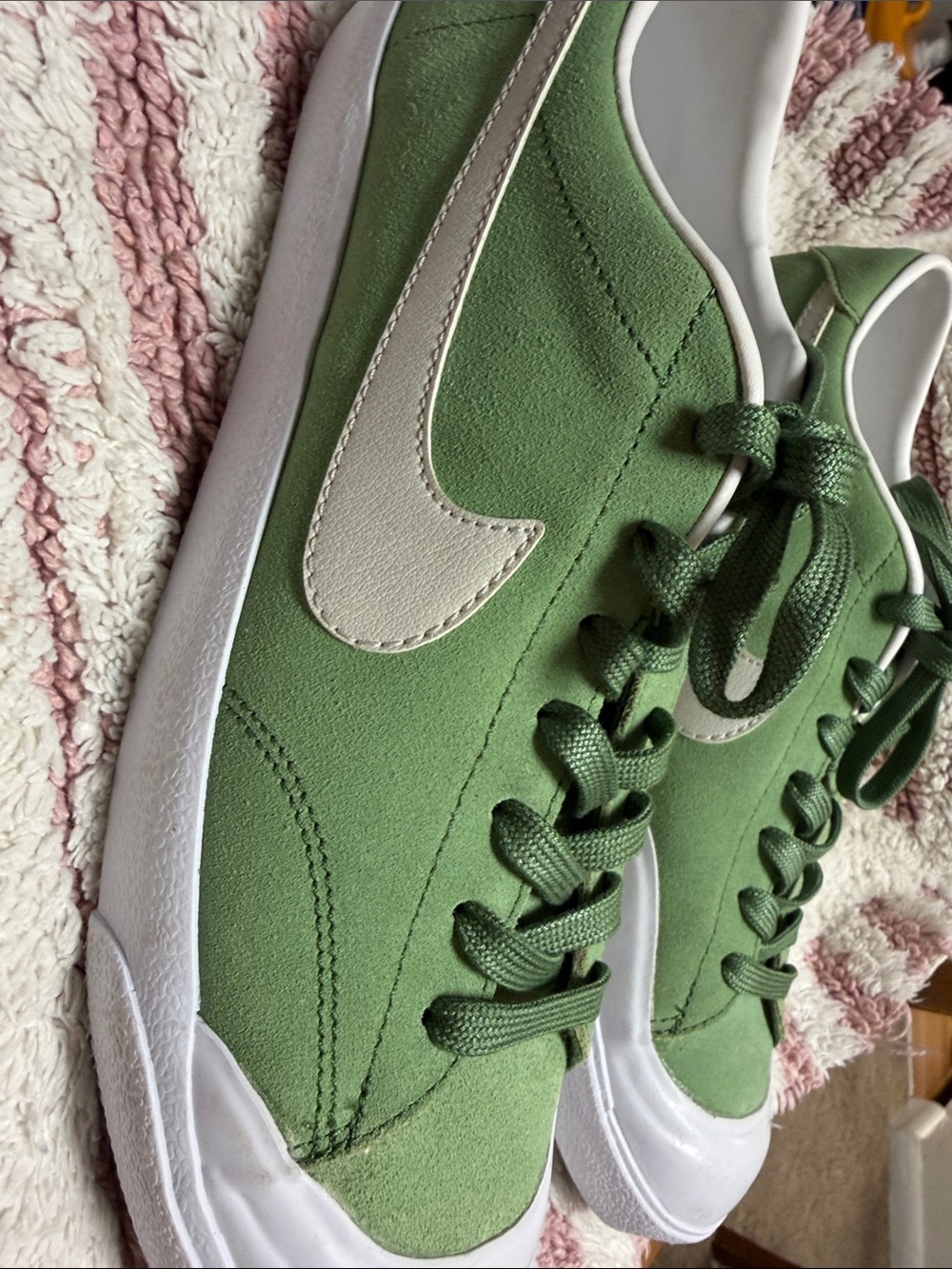 Nike Green Low-Top Sneakers with White Accents - Picture 2 of 4